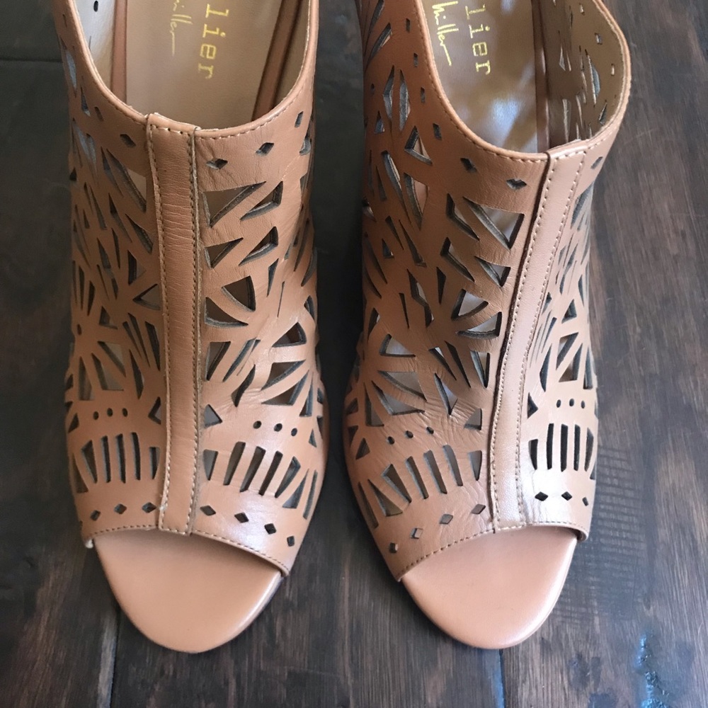 *SOLD* Artelier Nicole Miller Nude Cut Out Wedges - Picture 4 of 7